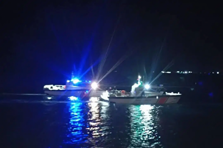 Gece denize giren bir kişi boğuldu, 2 kişi aranıyor!