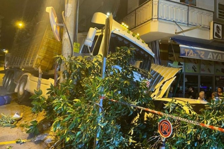 Freni boşalan tır park halindeki 2 otomobile çarparak durabildi