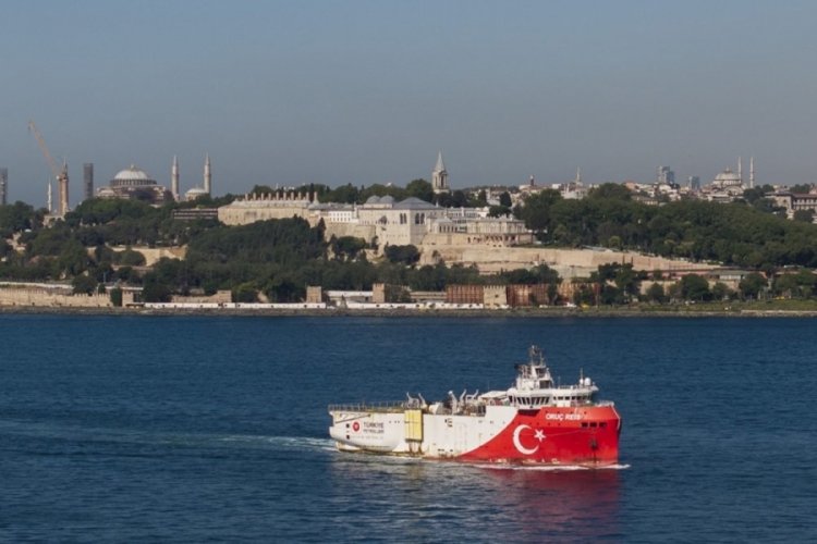 Oruç Reis Gemisi İstanbul Boğazı'nda 
