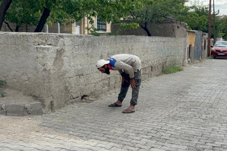 Polise yakalanınca namaza durdu!