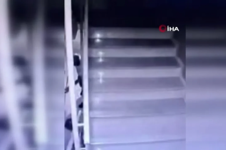 Kocasını öldürüp, temizlik yaptı: Kan donduran anlar kamerada