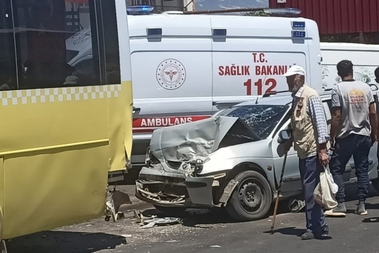 Otomobil otobüse çarptı: 2 yaralı 
