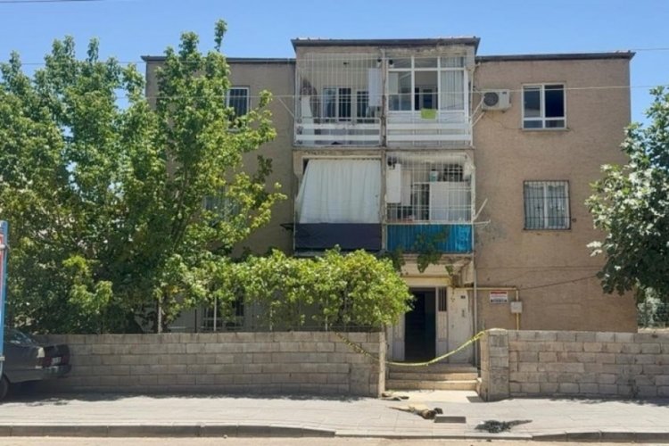 Benzin döküp kızını yaktı!
