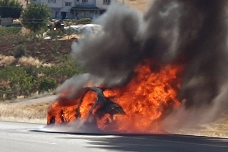Araç alev alev yandı! Son anda kendini dışarı attı 