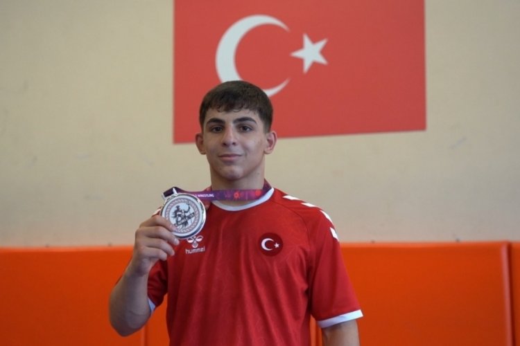 Bursalı güreşçi Yusuf İslam Kara, Avrupa Şampiyonası'nda ikinci oldu