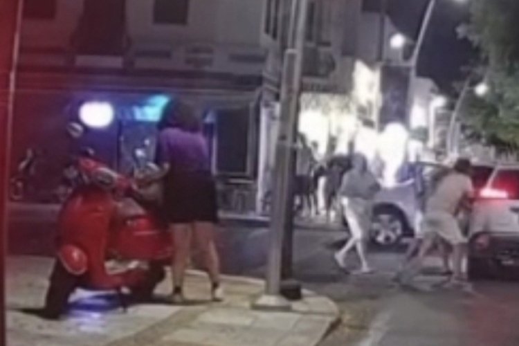 Trafikte birbirlerine girdiler: O anlar kamerada