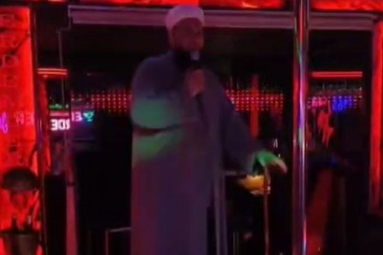 Bursa'da tebliğciler yine pavyonda! Mikrofonu alıp sahneye çıktı...