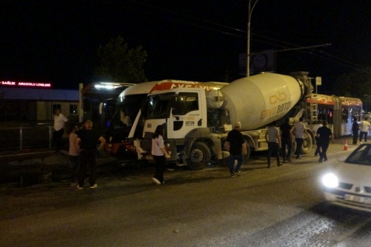 Kontrolden çıkan beton mikseri trambüse çarptı: 4 yaralı