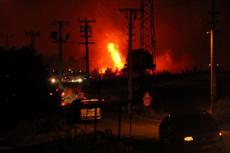 Ödemiş ve Buca'da 8 uçakla yangına müdahale sürüyor
