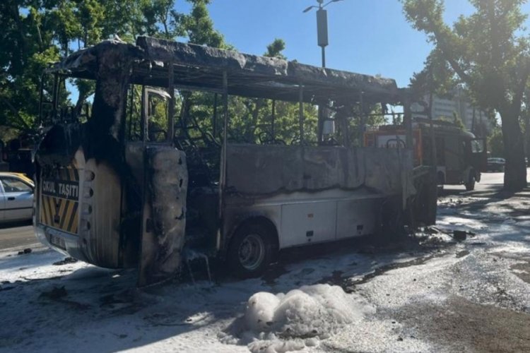 Yanan minibüs kullanılamaz hale geldi