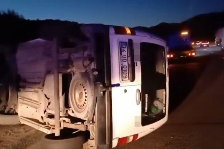 Bariyerlere çarpan araç yan yattı