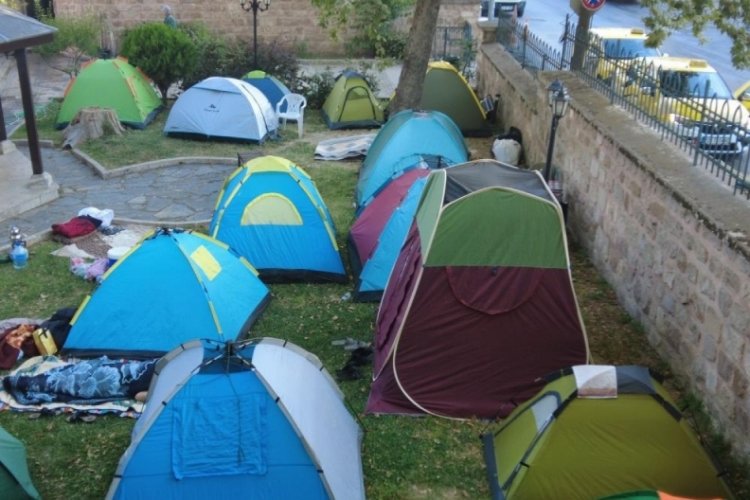 Kırkpınar sevdalıları otellerde yer bulamayınca parklara çadır kurdu