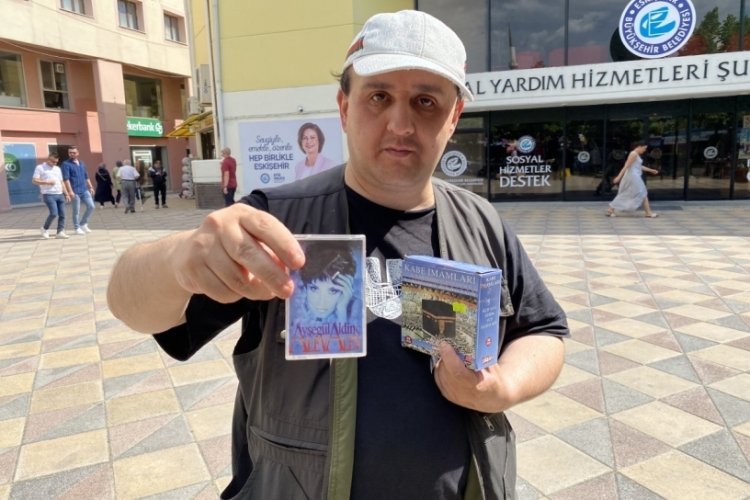 Yıllardır sokak sokak dolaşıp kaset satmaya çalışıyor