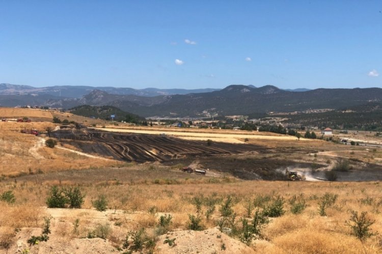 Anız yangını helikopter desteği ile söndürüldü