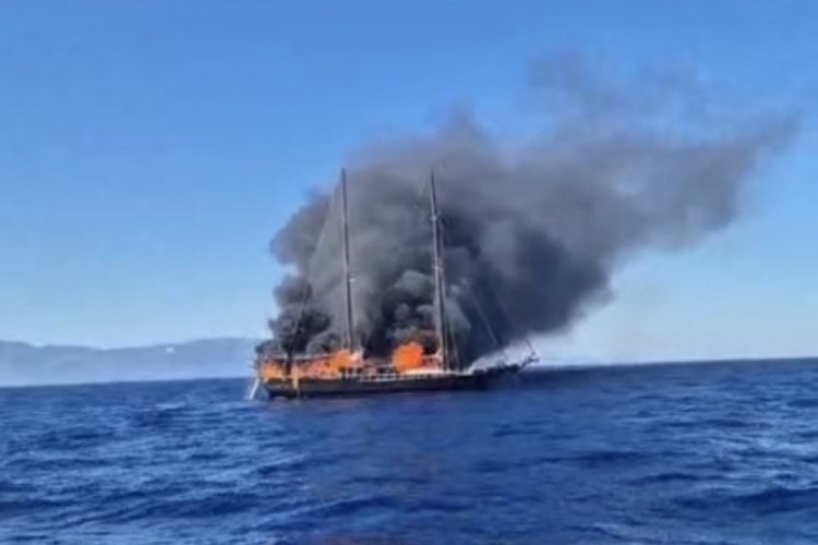Korku dolu anlar: Turistlerin bulunduğu gemi yanarak battı