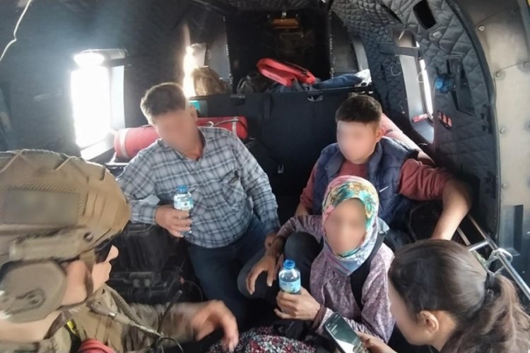 Mehmetçik orman yangınında mahsur kalan aileyi kurtardı