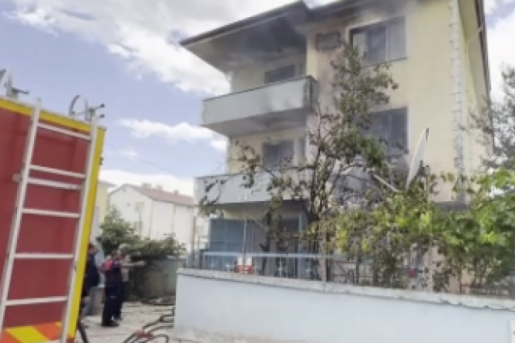 Televizyonun patlaması 3 katlı evi küle çevirdi