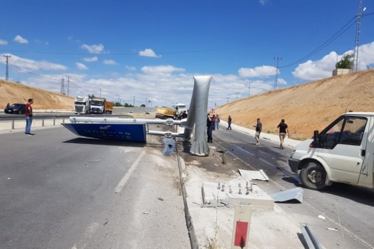 Kontrolden çıkan hafriyat kamyonu yön tabelasına çarptı: 1 yaralı