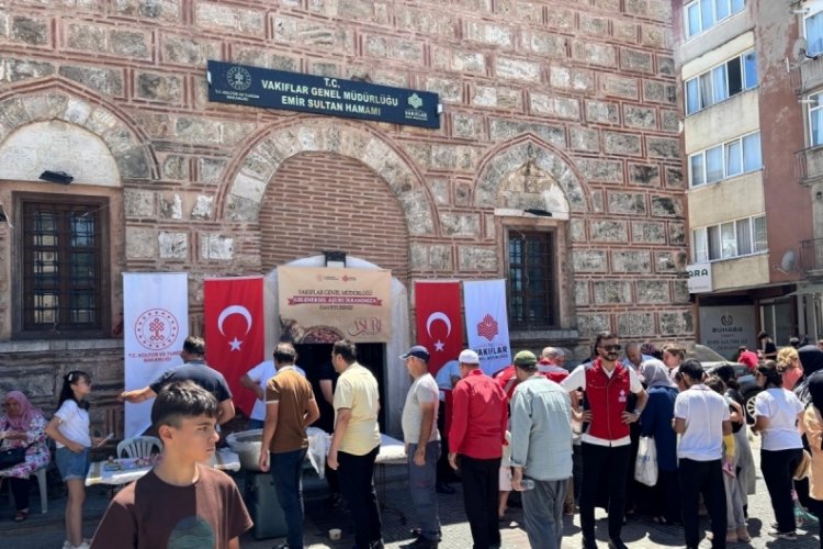 Bursa Vakıflar Bölge Müdürlüğünce aşure ikram edildi