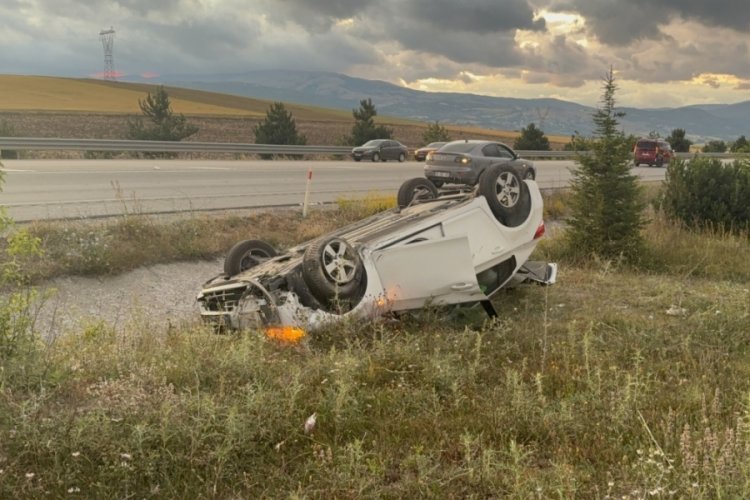 Ters dönen otomobilden sağ kurtuldular
