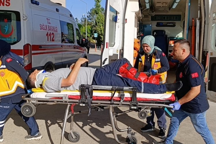 Bursa'da üzerine şeker çuvalları düşen işçinin bacağı kırıldı