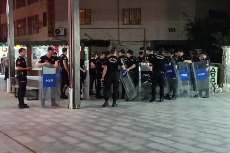 Apartmanın giriş katına sığınan firari şahıs ikna sonucu teslim oldu