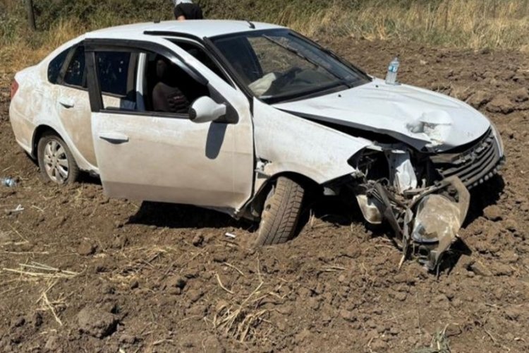 Direksiyon hakimiyetini kaybeden sürücü tarlaya uçtu