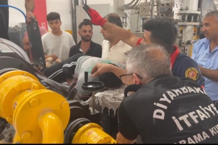 Elini levha kesme makinesine kaptıran işçi yaralandı