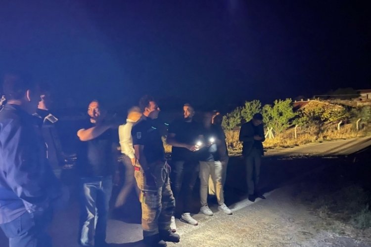 Tır elektrik tellerine takıldı, trafo patladı