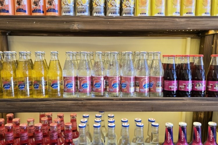 Nnostaljik gazoz dükkanı ziyaretçileri geçmişe götürüyor! Gelen 'Bursa Gazozu var mı?' diye soruyor