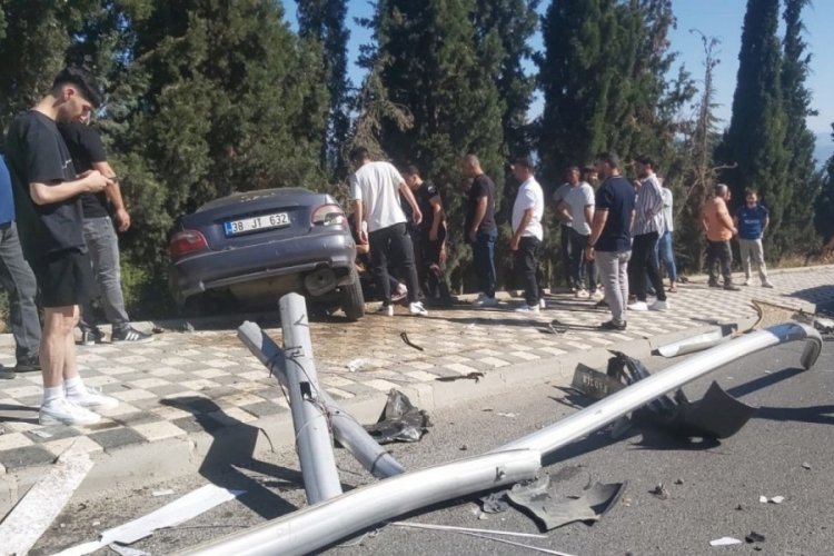 Aydınlatma direğine çarpan otomobil, kaldırımda asılı kaldı