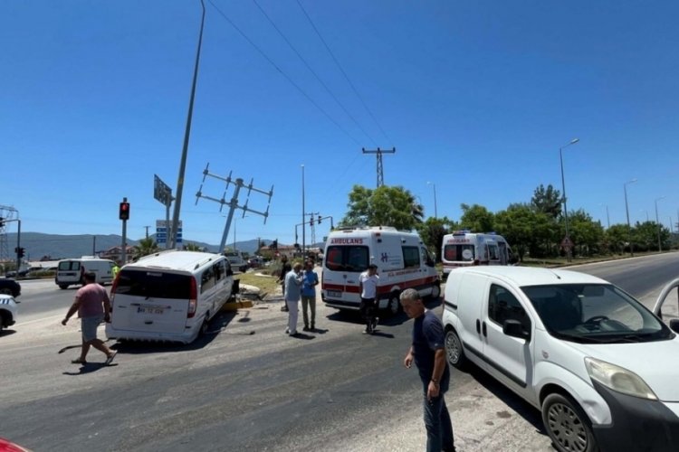 Minibüs ve hafif ticari araç çarpıştı: 12 yaralı!