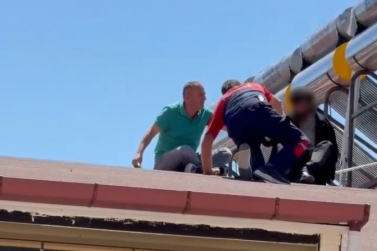 "İntiharkolik Hasan" yine sahnede! 200'den fazla kez çatıya çıktı, para alıp indi