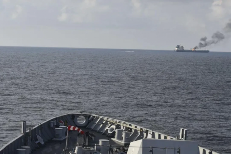 Yemen açıklarında bir gemiye saldırı: Ateş açıldı, patlayıcı atıldı