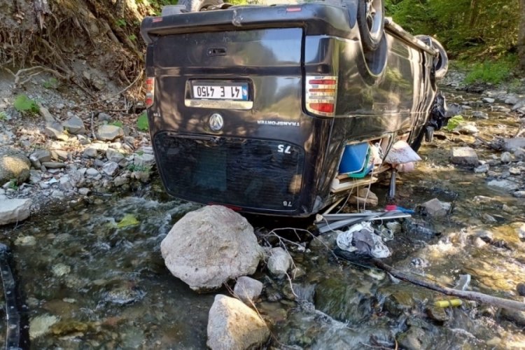 Panelvan araç dereye uçtu: Tatil için Bolu'ya gelen çift ölümden döndü