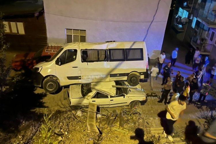 Adana'da park halindeki minibüs, otomobilin üzerine düştü