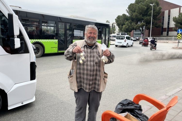 Bu adamın mesleği 'bozuk paracılık'