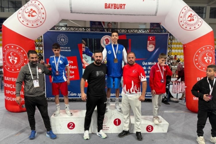 Bursa Büyükşehir Belediyesporlu boksörler Türkiye Şampiyonası'nda 2 madalya kazandı