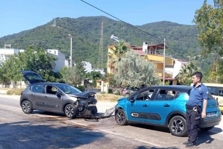 Erdek'te iki araç kafa kafaya çarpıştı: 5 yaralı