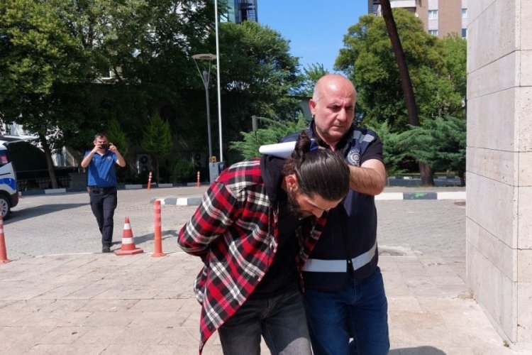 Birlikte yaşadığı kadını döverek öldürdü!