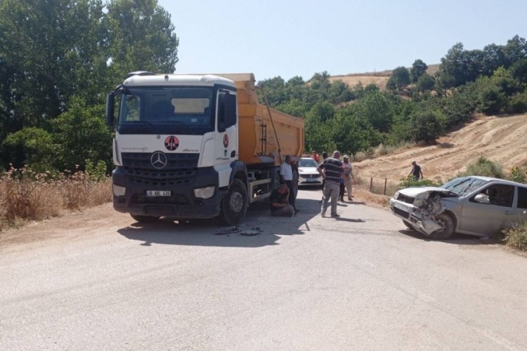 Bursa'da feci kaza! Kamyon ile otomobil kafa kafaya çarpıştı