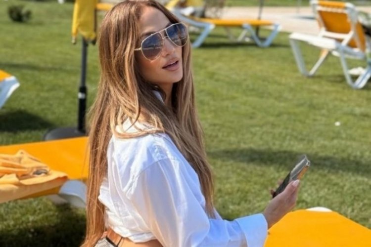 Turne için İspanya'ya giden Jennifer Lopez'den bikinili pozlar