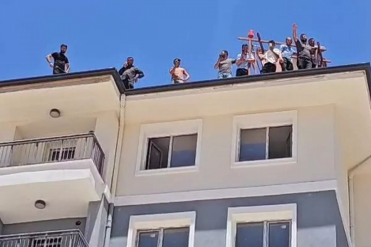 Maaşlarını alamayan inşaat işçilerinden toplu intihar girişimi