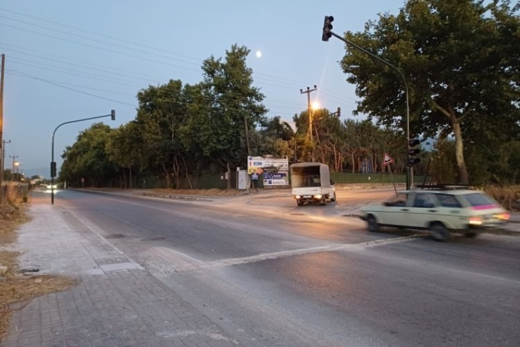 Bursa'da sık sık kazalar ile gündeme geliyordu! O yola trafik ışıklı önlem...