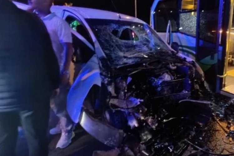 Rize'de minibüs ile hafif ticari araç çarpıştı: 10 yaralı