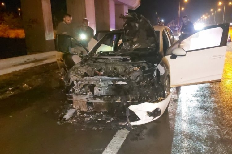 D100'de alev topuna dönen otomobil kullanılamaz hale geldi