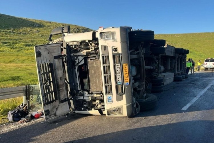 Tır devrildi, sürücü yaralandı