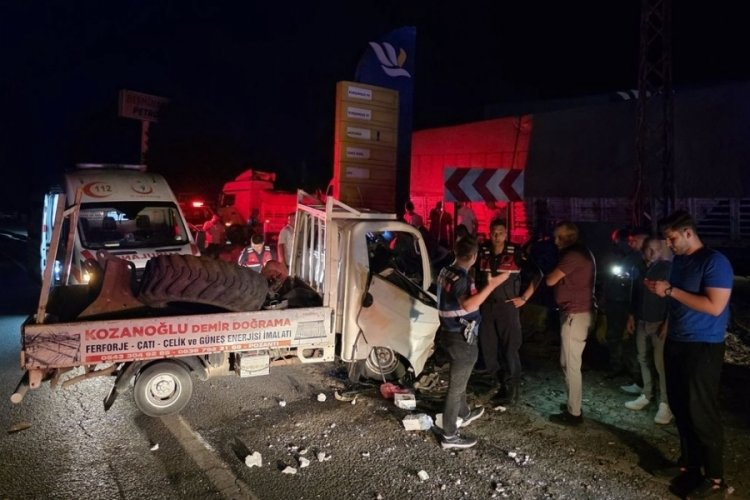 Kamyonet ile taksi çarpıştı: 4 kişi yaralandı