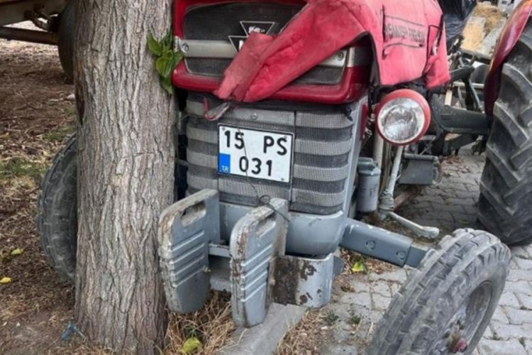 Ağaca çarpan traktörün sürücüsü öldü