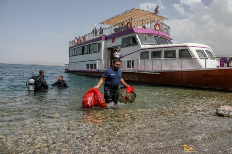 Van Gölü'nün dibinden çıkartılanlar pes dedirtti